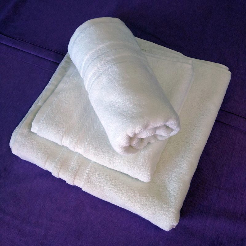 Bijeli ručnik s natpisom